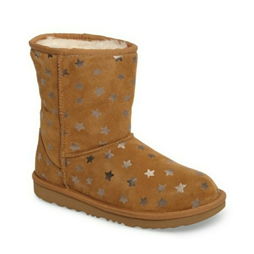 UGG KIDS CLASSIC SHORT IIWater resistant stars Color, ChestnutStyle# 10…